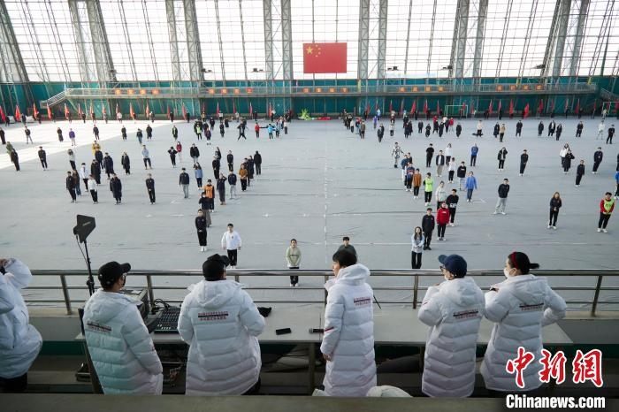 北京冬奧會(huì)閉幕式開(kāi)始前，演員們?cè)谶M(jìn)行排練。　張文海 供圖