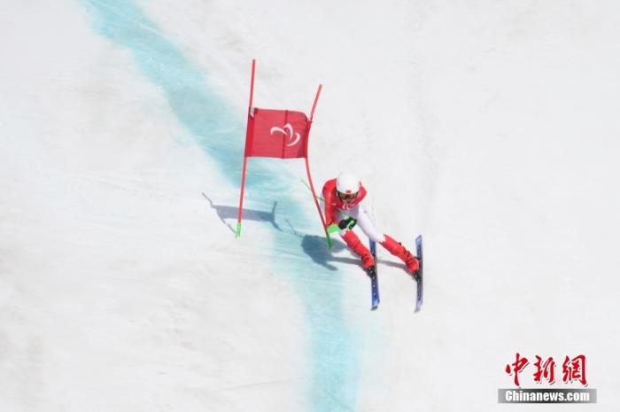 3月6日，中國(guó)選手梁景怡在比賽中。當(dāng)日，北京2022年冬殘奧會(huì)殘奧高山滑雪男子超級(jí)大回轉(zhuǎn)-站姿決賽在國(guó)家高山滑雪中心舉行，中國(guó)選手梁景怡奪得冠軍。 <a target='_blank' href='/'>中新社</a>記者 劉冉陽(yáng) 攝 　