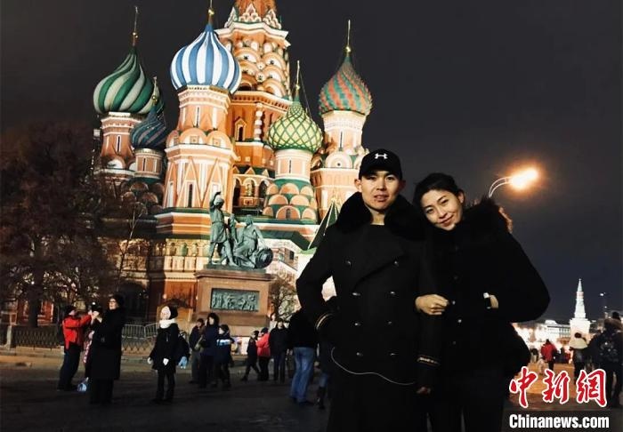 圖為敖木希勒夫婦留學(xué)合影?！“侥鞠＠展﹫D