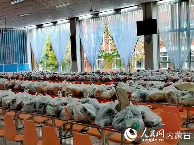 內(nèi)蒙古師范大學(xué)為返鄉(xiāng)學(xué)生準備午餐和路途上的方便食品。內(nèi)蒙古教育廳供圖