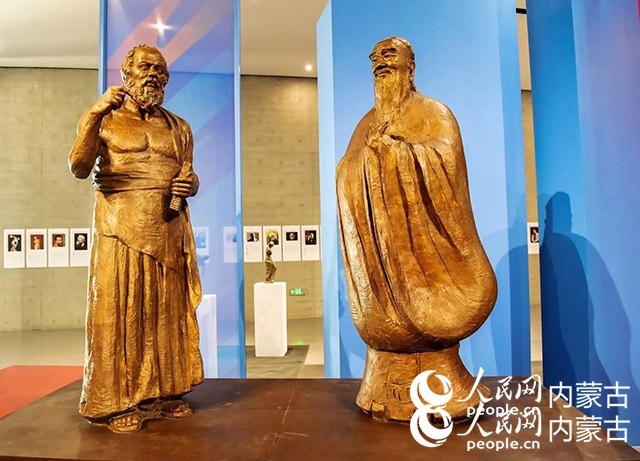 吳為山作品《神遇——孔子與蘇格拉底的對(duì)話》。實(shí)習(xí)生 楊光攝