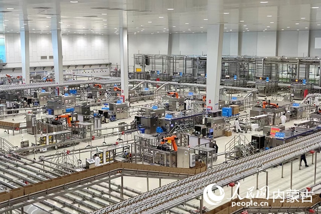 伊利健康谷液態(tài)奶生產(chǎn)基地。人民網(wǎng)記者 趙夢月攝