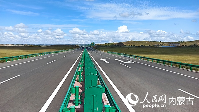 G1611經(jīng)棚至烏蘭布統(tǒng)高速公路項(xiàng)目。人民網(wǎng)記者 趙夢月攝