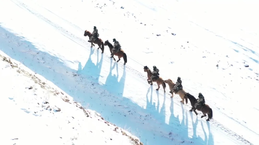 迎著朝陽在邊防線上巡邏的執(zhí)勤官兵。賴志強(qiáng) 攝.webp.jpg