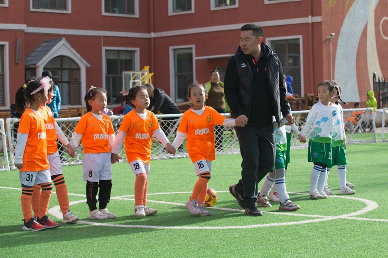 8.趣味比賽結(jié)束后，足球教師武穆帶領(lǐng)孩子們到場(chǎng)邊謝場(chǎng).jpg