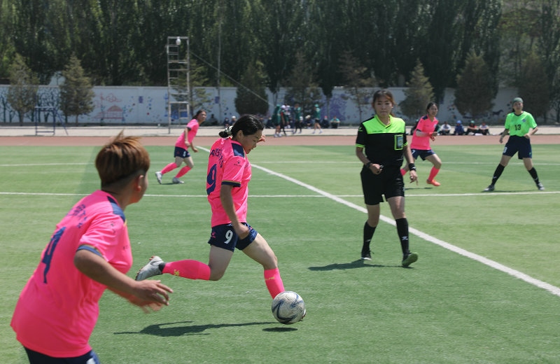3.大學(xué)生足球聯(lián)賽本科組比賽現(xiàn)場，內(nèi)蒙古民族大學(xué)（粉色）對陣呼和浩特民族學(xué)院.JPG