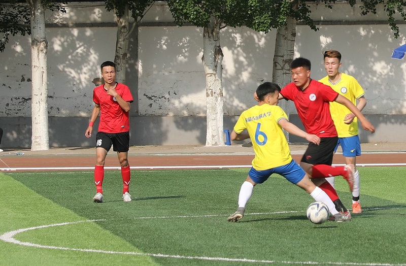 2.大學(xué)生足球聯(lián)賽本科組比賽現(xiàn)場，內(nèi)蒙古工業(yè)大學(xué)（紅色）對陣內(nèi)蒙古醫(yī)科大學(xué).jpg
