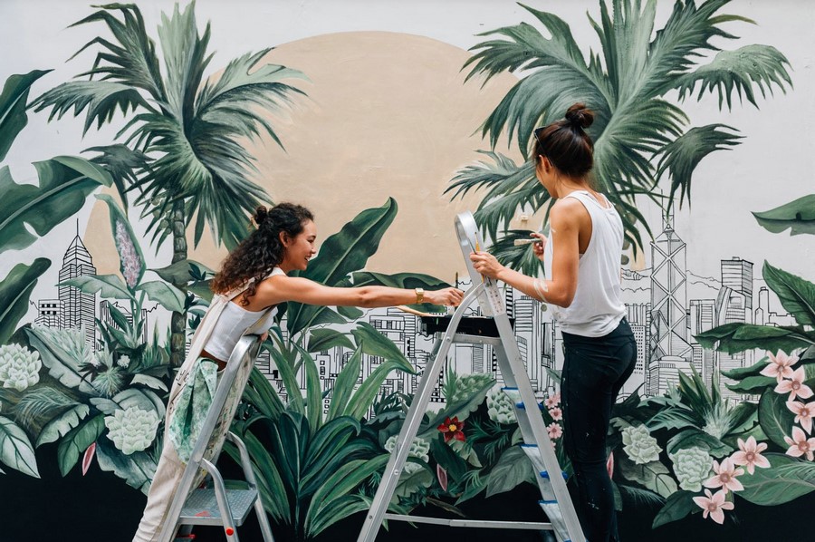 05. 藝術(shù)家梅慧欣、連佩汶與她們創(chuàng)作的壁畫(huà)作品.jpg