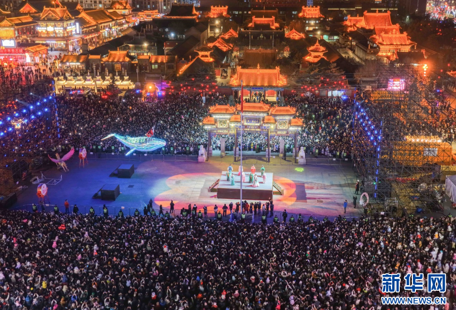 2025年12月31日晚，呼和浩特市玉泉區(qū)塞上老街旅游休閑街區(qū)跨年夜活動現(xiàn)場游人如織。新華網(wǎng)發(fā)（丁根厚 攝）.jpg