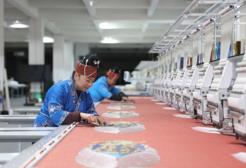 2023年2月13日，貴州省黔東南苗族侗族自治州施秉縣工業(yè)園區(qū)，工人在機(jī)繡車間作業(yè)。