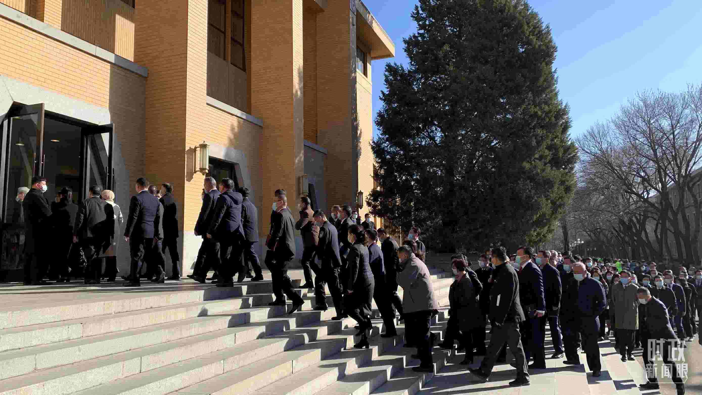 △參加這次慶祝大會暨開學(xué)典禮的與會人員正在步入會場。（總臺央視記者段德文拍攝）