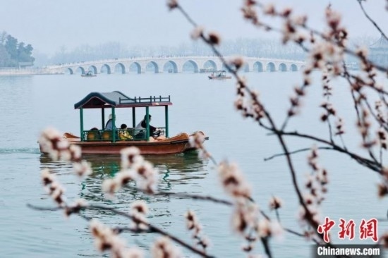 20日，頤和園游船開航。<a target='_blank' data-cke-saved-href='/' href='/'><p align=