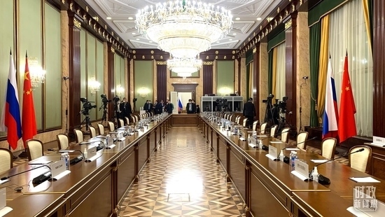 △俄羅斯聯(lián)邦政府大廈內(nèi)，習(xí)主席在這里會見俄羅斯總理米舒斯京。（總臺央視記者段德文拍攝）