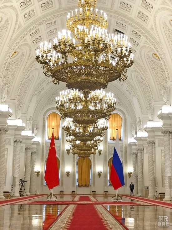 △克里姆林宮喬治大廳，習(xí)主席在這里同普京總統(tǒng)握手合影。（總臺央視記者石偉明拍攝）