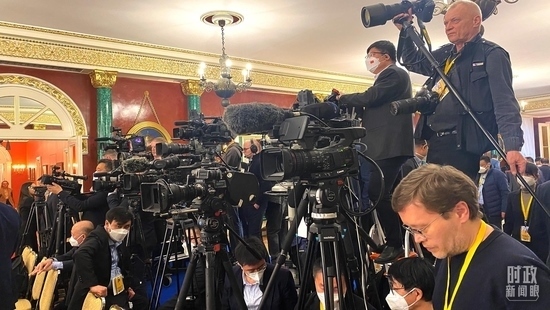 △等待中俄兩國元首共見記者的中外媒體同仁。（總臺央視記者段德文、李輝拍攝）