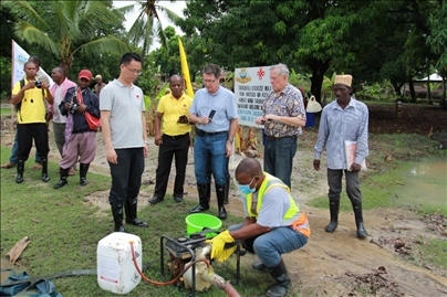 世界衛(wèi)生組織評(píng)估專家組評(píng)估援桑血吸蟲(chóng)病現(xiàn)場(chǎng)媒介控制工作（受訪機(jī)構(gòu)提供）