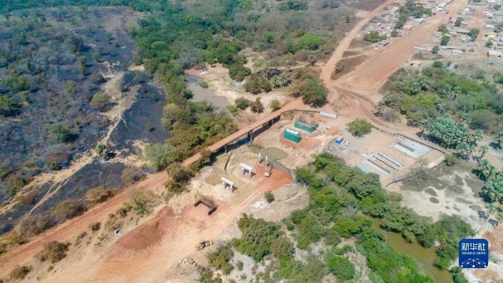 這是1月12日在科特迪瓦西北部奧迭內(nèi)省拍攝的北部公路項目施工現(xiàn)場（無人機照片）。新華社發(fā)（中國港灣工程有限責任公司供圖）