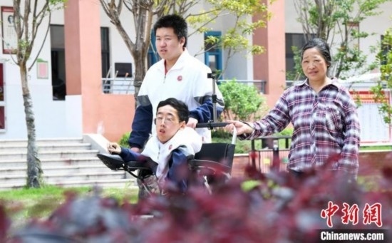 碰上天氣好，朱金祥就會(huì)利用休息時(shí)間，和鐘華強(qiáng)母親將其推出來賞賞花，曬曬太陽，呼吸一下外面的新鮮空氣。 卓忠偉 攝