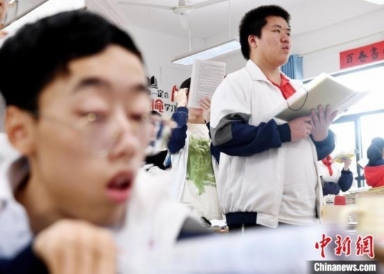 朱金祥(右)和鐘華強(qiáng)(左)正在加緊復(fù)習(xí)迎接高考。 卓忠偉 攝