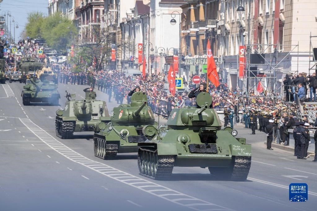 5月9日，在俄羅斯符拉迪沃斯托克市，坦克編隊(duì)參加閱兵式。新華社發(fā)（郭飛洲攝）