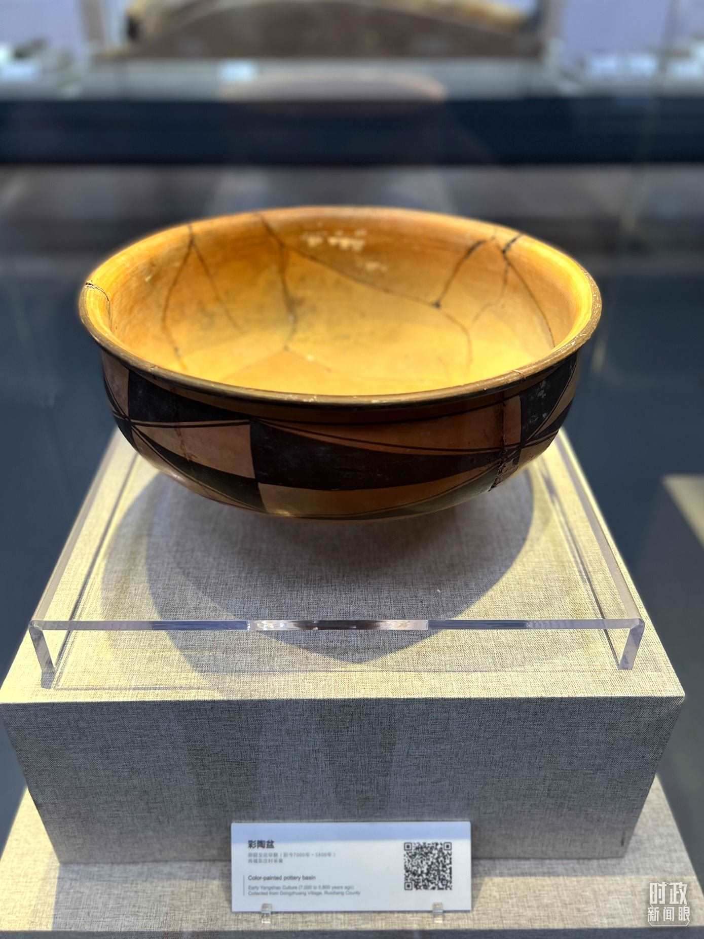 △運城博物館內展出的仰韶文化早期的彩陶盆。（總臺央視記者邢彬拍攝）