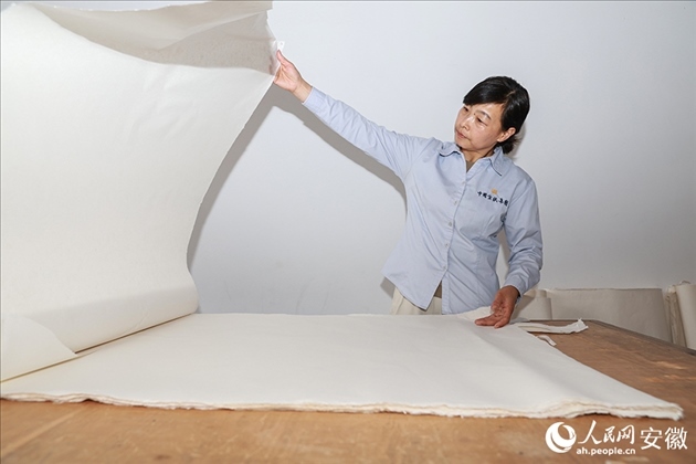 制簾需要將蔑條通過專門的小孔磨細(xì)。人民網(wǎng)記者 張俊攝