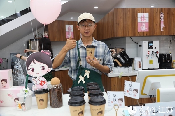 謝雨橋展示制作好的咖啡。人民網記者 馬曉波攝