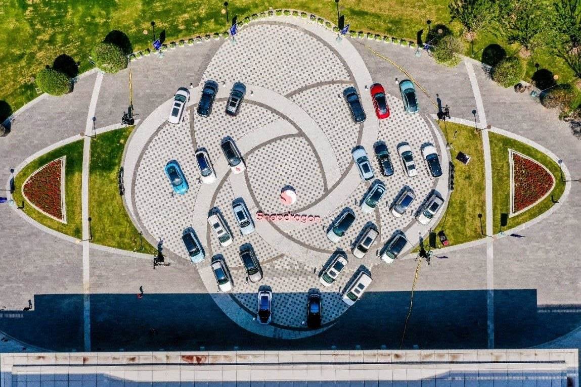 峰會戶外整車展示區(qū)俯瞰圖。（受訪者供圖）