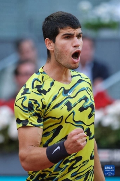 5月7日，阿爾卡拉斯在比賽中慶祝得分。當(dāng)日，在西班牙馬德里網(wǎng)球公開賽男單決賽中，西班牙選手阿爾卡拉斯以2比1戰(zhàn)勝德國選手施特魯夫，奪得冠軍。新華社記者 孟鼎博 攝