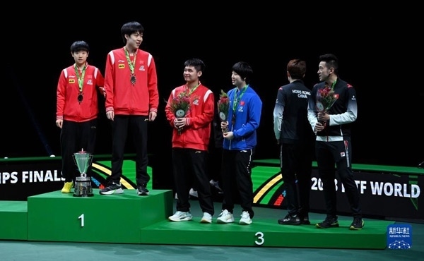 5月26日，冠軍中國組合王楚欽（左二）/孫穎莎（左一）與季軍中國組合林詩棟（左三）/蒯曼（左四）、中國香港組合黃鎮(zhèn)廷（右一）/杜凱琹在頒獎儀式后交流。新華社記者 陶希夷攝