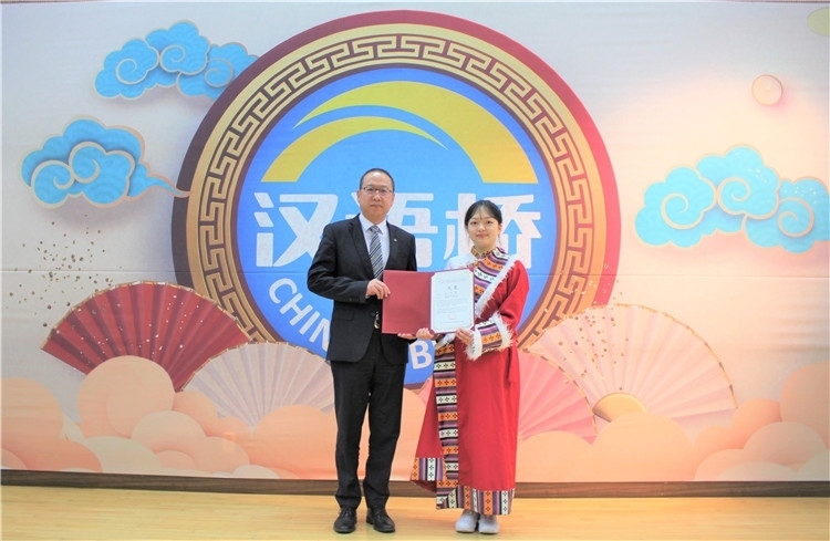 中國銀行首爾分行行長周建軍為大學(xué)生組冠軍頒獎并頒發(fā)就業(yè)證書。首爾孔子學(xué)院供圖