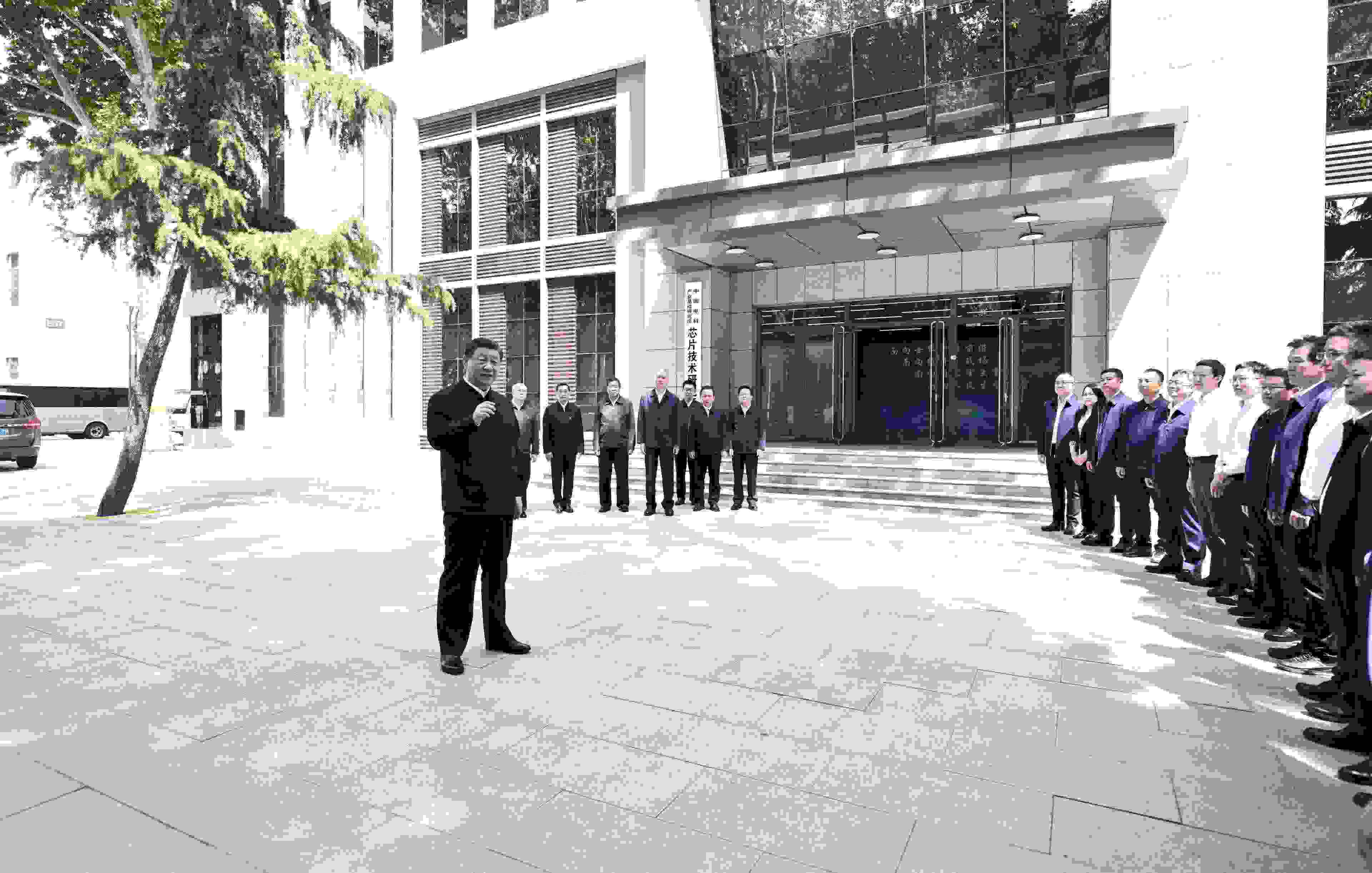 △2023年5月12日，習(xí)近平總書記在中國(guó)電科產(chǎn)業(yè)基礎(chǔ)研究院同科技工作者交流。