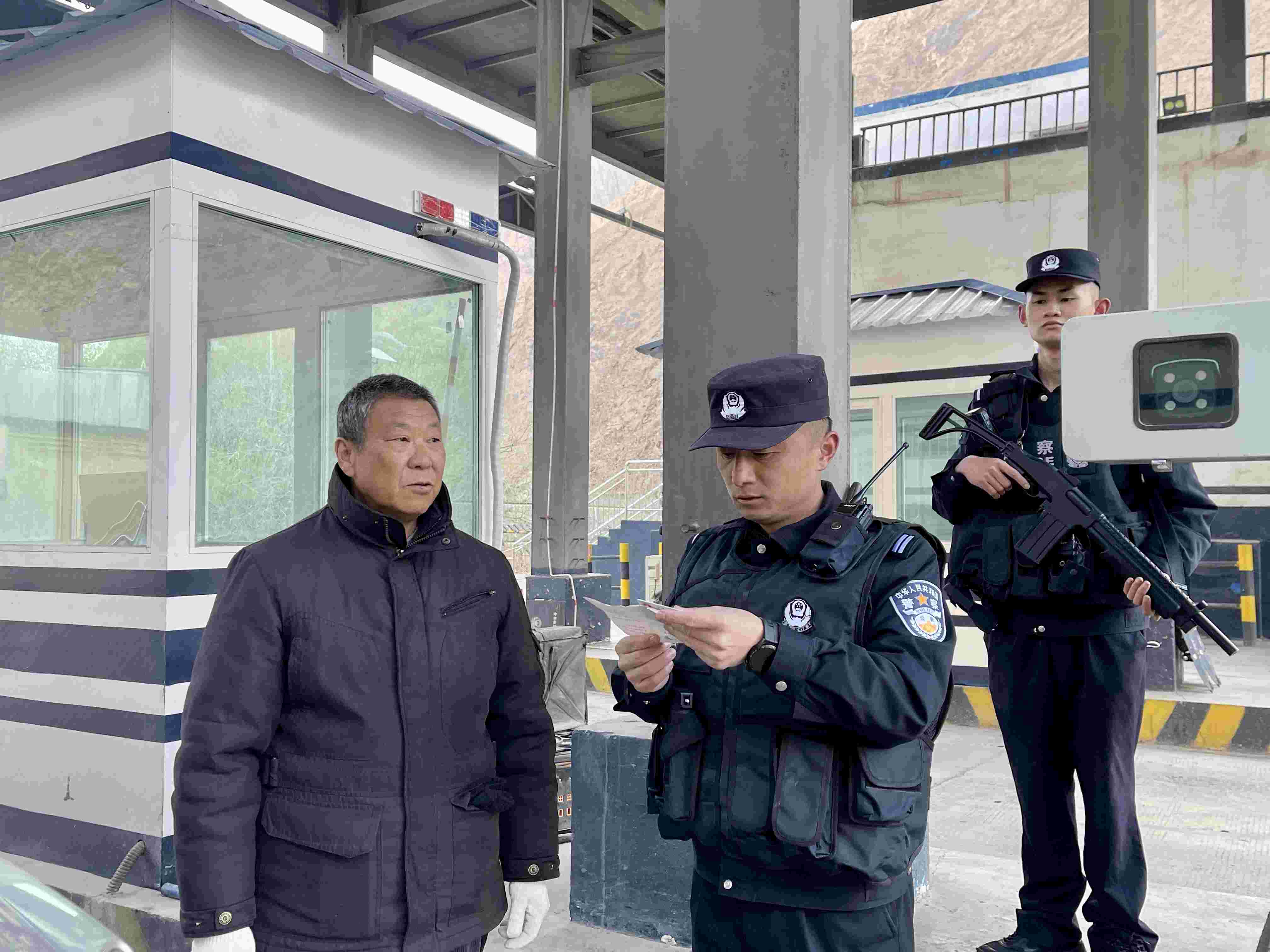 在庫地邊境檢查站，陳暢核對(duì)進(jìn)出邊境管理區(qū)人員信息。人民網(wǎng) 周靜圓攝