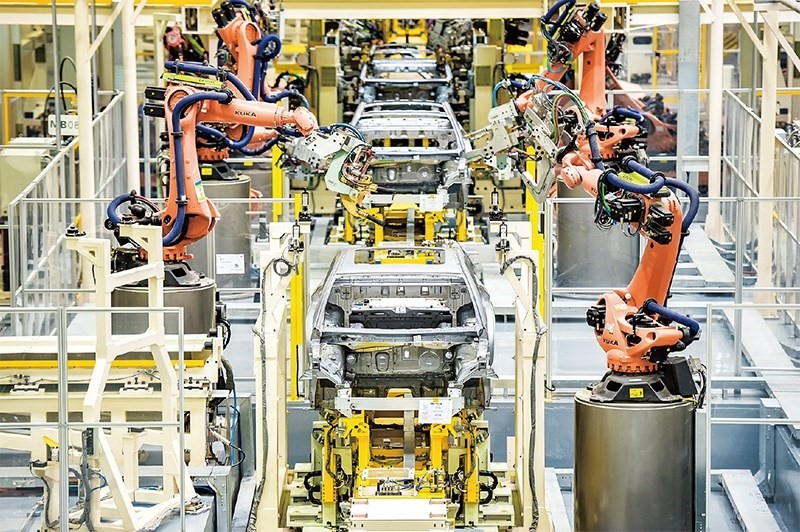 發(fā)展新能源汽車是我國(guó)從汽車大國(guó)邁向汽車強(qiáng)國(guó)的必由之路。2022年中國(guó)新能源汽車產(chǎn)銷分別實(shí)現(xiàn)705.8萬(wàn)輛和688.7萬(wàn)輛，連續(xù)8年位居世界第一。圖為廣汽埃安第一智造中心焊裝車間正在熱火朝天地生產(chǎn)。 廣汽埃安新能源汽車股份有限公司供圖