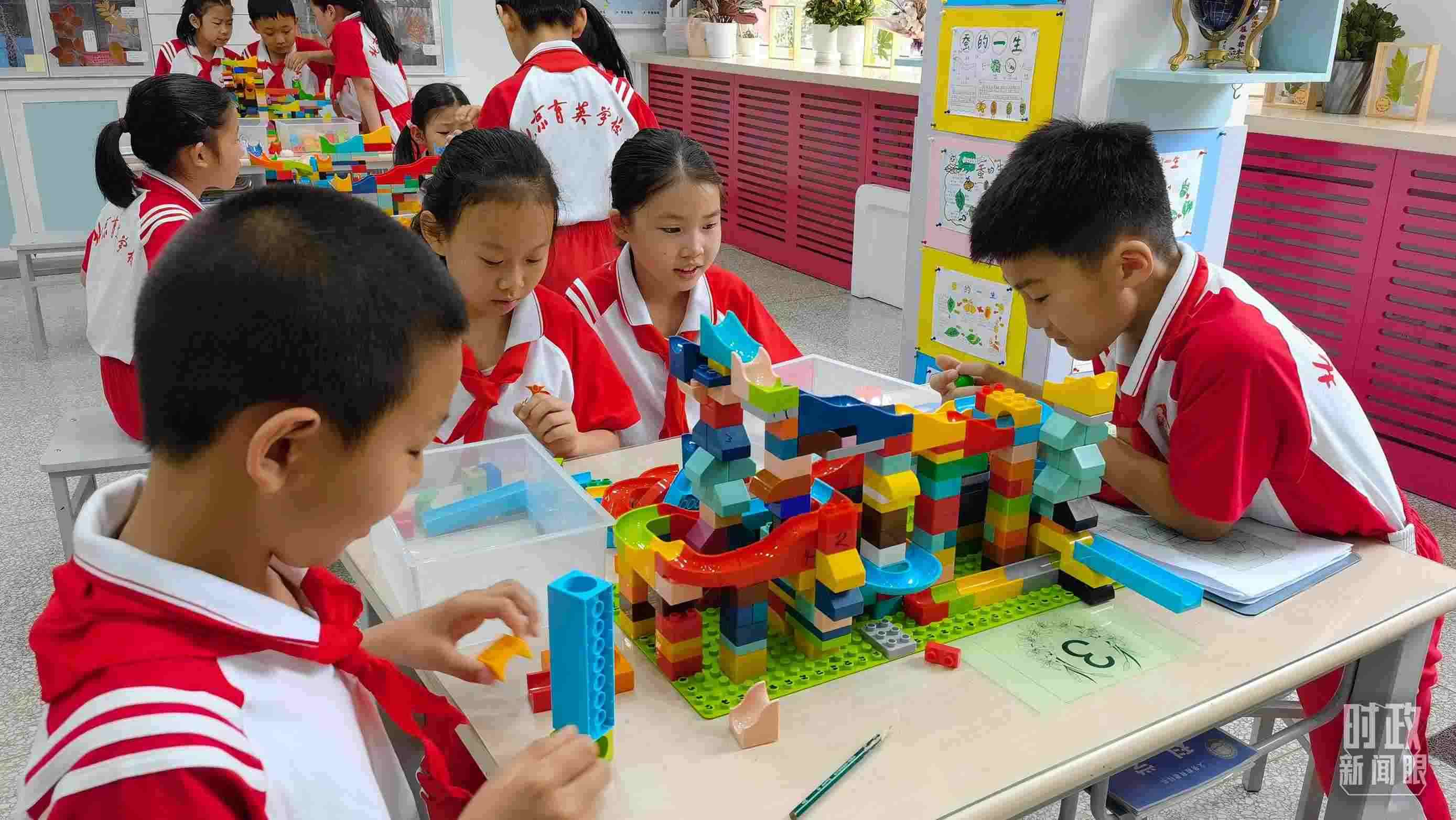 △正在搭建過(guò)山車(chē)模型的學(xué)生們。（總臺(tái)央視記者石丞拍攝）