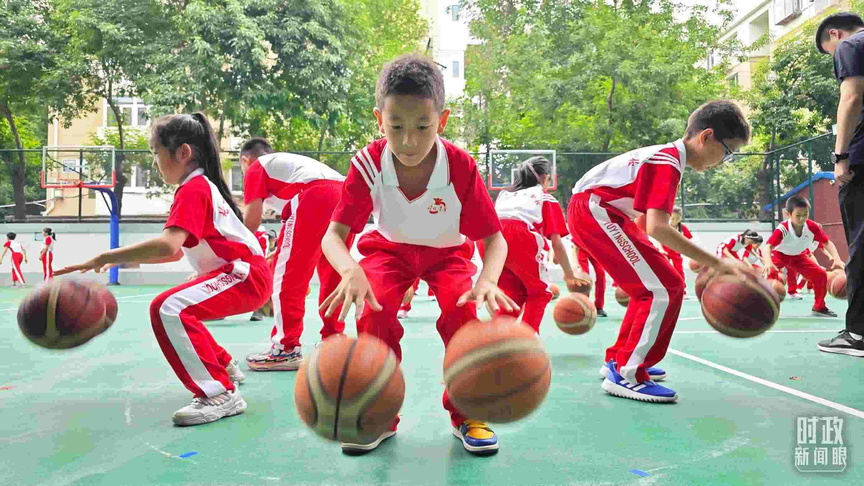 △學(xué)生正在打籃球。（總臺(tái)央視記者彭漢明拍攝）