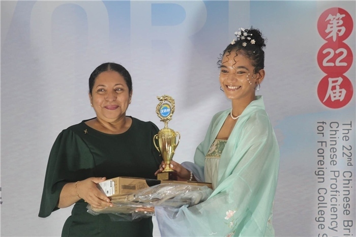 圭亞那大學(xué)校長(zhǎng)默罕默德為獲獎(jiǎng)選手頒發(fā)一等獎(jiǎng)。圭亞那大學(xué)孔子學(xué)院供圖