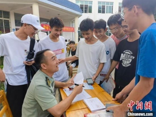 專武干部在講解相關(guān)政策。韋碩 攝