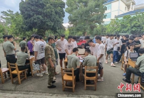 專武干部在發(fā)放兵役登記證。韋碩 攝