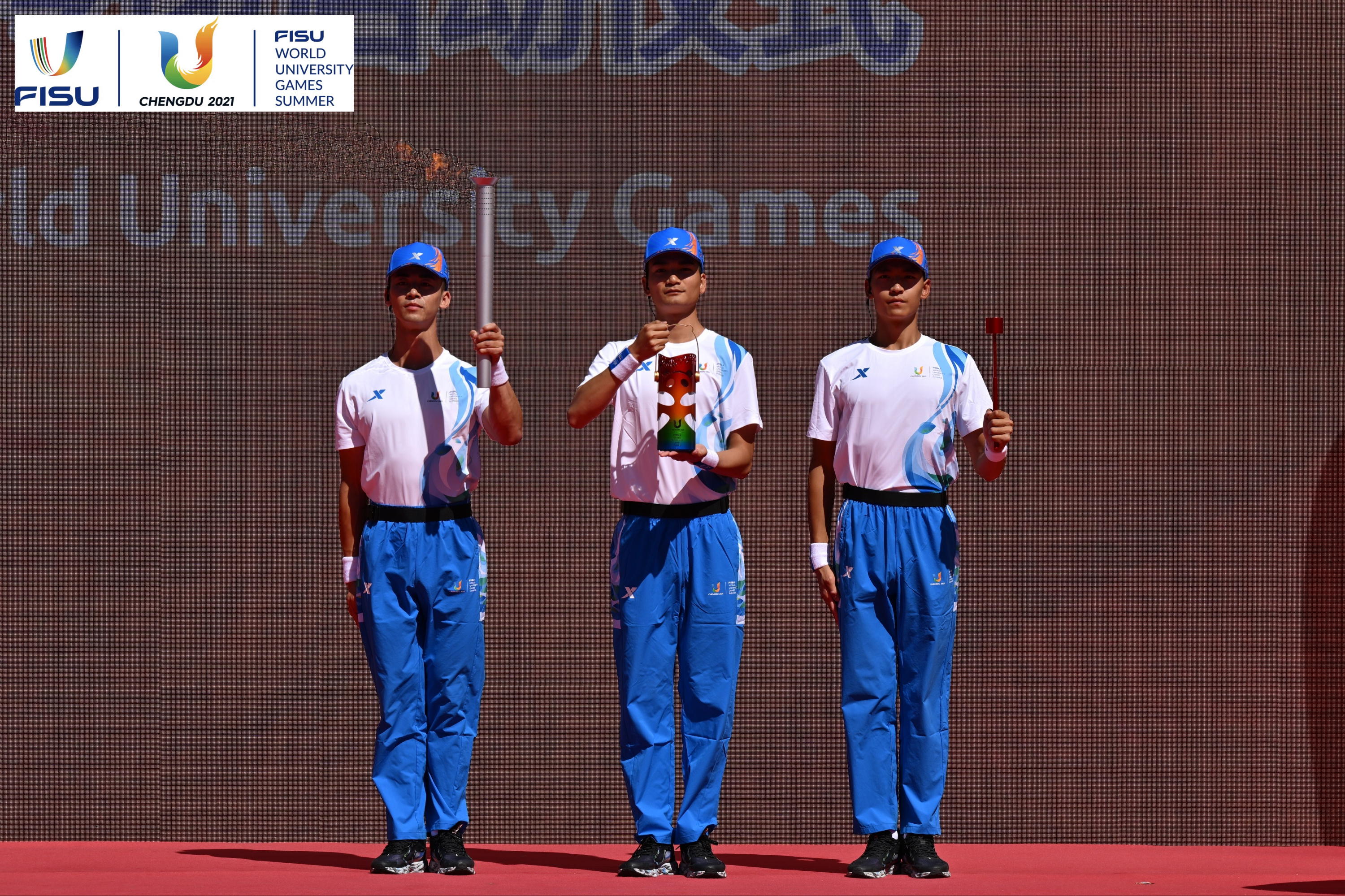 成都大運會火種護衛(wèi)隊點燃大運火炬。 圖片來源：成都大運會執(zhí)委會供圖