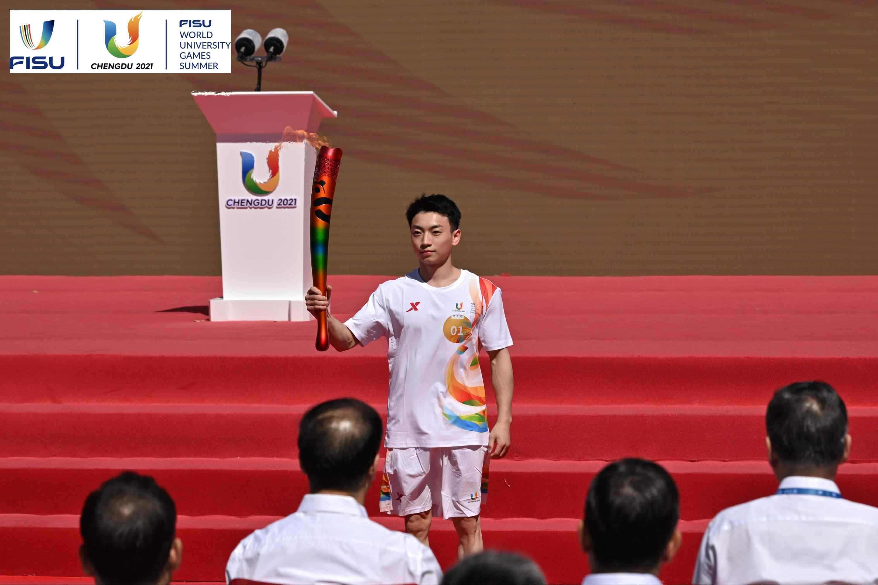 成都大運會火炬手、奧運冠軍鄒敬園高舉火炬。 圖片來源：成都大運會執(zhí)委會供圖