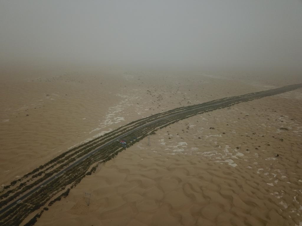 這是2019年8月12日拍攝的塔里木沙漠公路兩側(cè)的綠色屏障（無人機(jī)照片）。新華社記者宿傳義攝