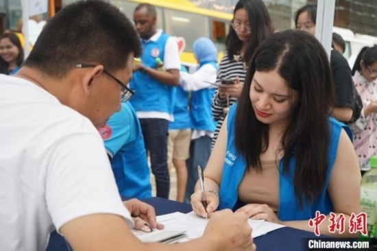 6月13日，在第20個世界獻(xiàn)血者日前夕，20名在贛留學(xué)生組團(tuán)前往血站獻(xiàn)血。吳迪 攝