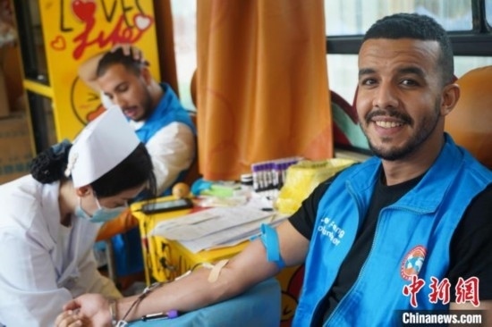 6月13日，在第20個世界獻(xiàn)血者日前夕，20名在贛留學(xué)生組團(tuán)前往血站獻(xiàn)血。吳迪 攝