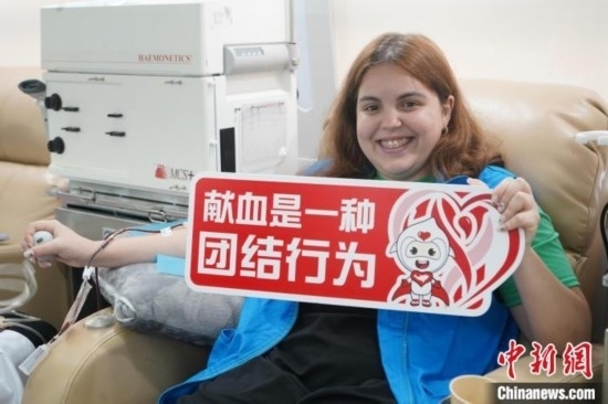 6月13日，在第20個世界獻(xiàn)血者日前夕，20名在贛留學(xué)生組團(tuán)前往血站獻(xiàn)血。吳迪 攝