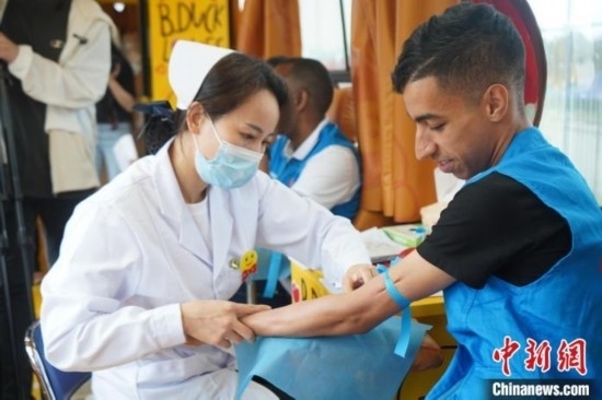 6月13日，在第20個世界獻(xiàn)血者日前夕，20名在贛留學(xué)生組團(tuán)前往血站獻(xiàn)血。吳迪 攝