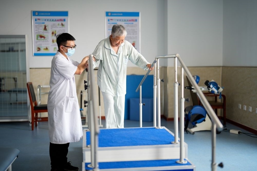 河北省灤南縣一家養(yǎng)老機(jī)構(gòu)的工作人員在指導(dǎo)老人進(jìn)行康復(fù)訓(xùn)練（2023年5月19日攝）。新華社記者 牟宇 攝