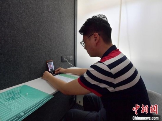 學(xué)生通過(guò)“云面試空間”進(jìn)行求職面試。劉棟 攝