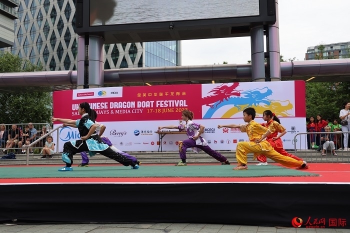 中華武術(shù)表演吸引了眾多英國(guó)觀眾。人民網(wǎng)記者 邢雪攝