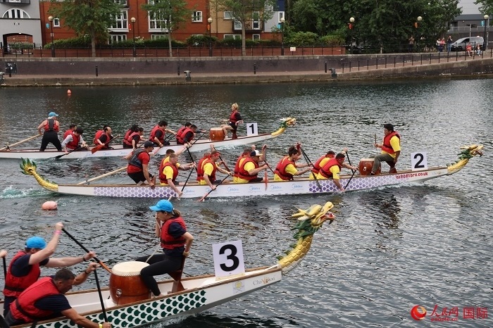 2023全英中華端午龍舟會(huì)比賽現(xiàn)場(chǎng)，幾支隊(duì)伍你追我趕。人民網(wǎng)記者 邢雪攝